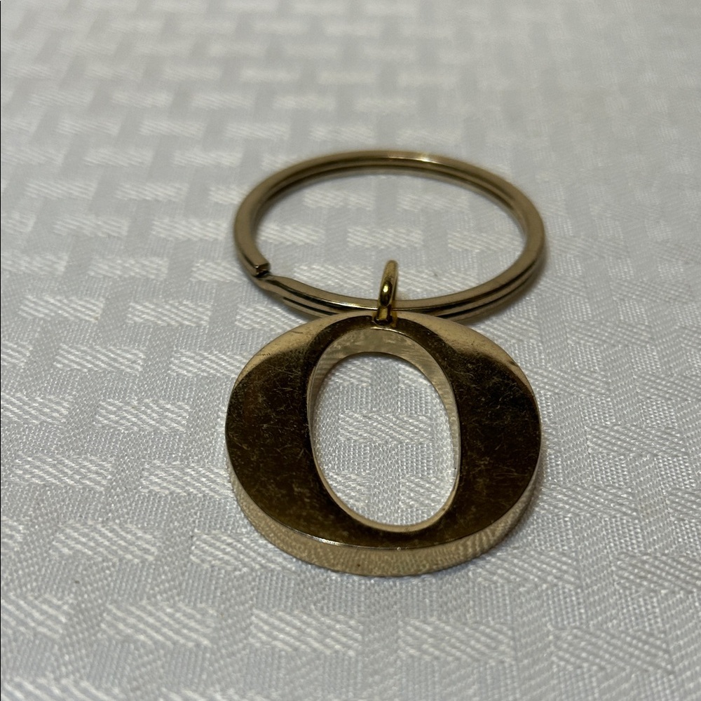 Elegant Gold O-Shaped Keyring